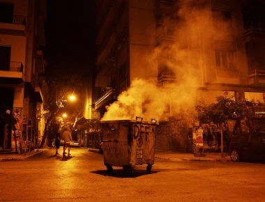 Επεισόδια το βράδυ στα Εξάρχεια: Κουκουλοφόροι πέταξαν μολότοφ και πέτρες στα ΜΑΤ